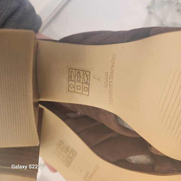 Journee Collection "Lyddie" Leather Sandals. NWT. Size 7 - Picture 10 of 10